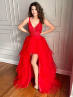 Abito da sera rosso formale con scollo a V, linea ad A alta e bassa, in tulle e pizzo