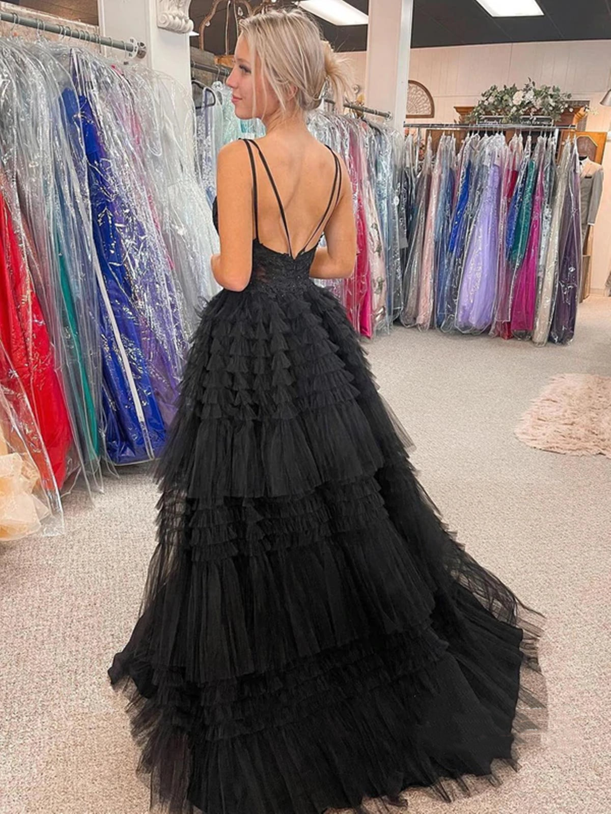 Abito da sera formale nero in tulle con scollo a V, linea ad A alta e bassa