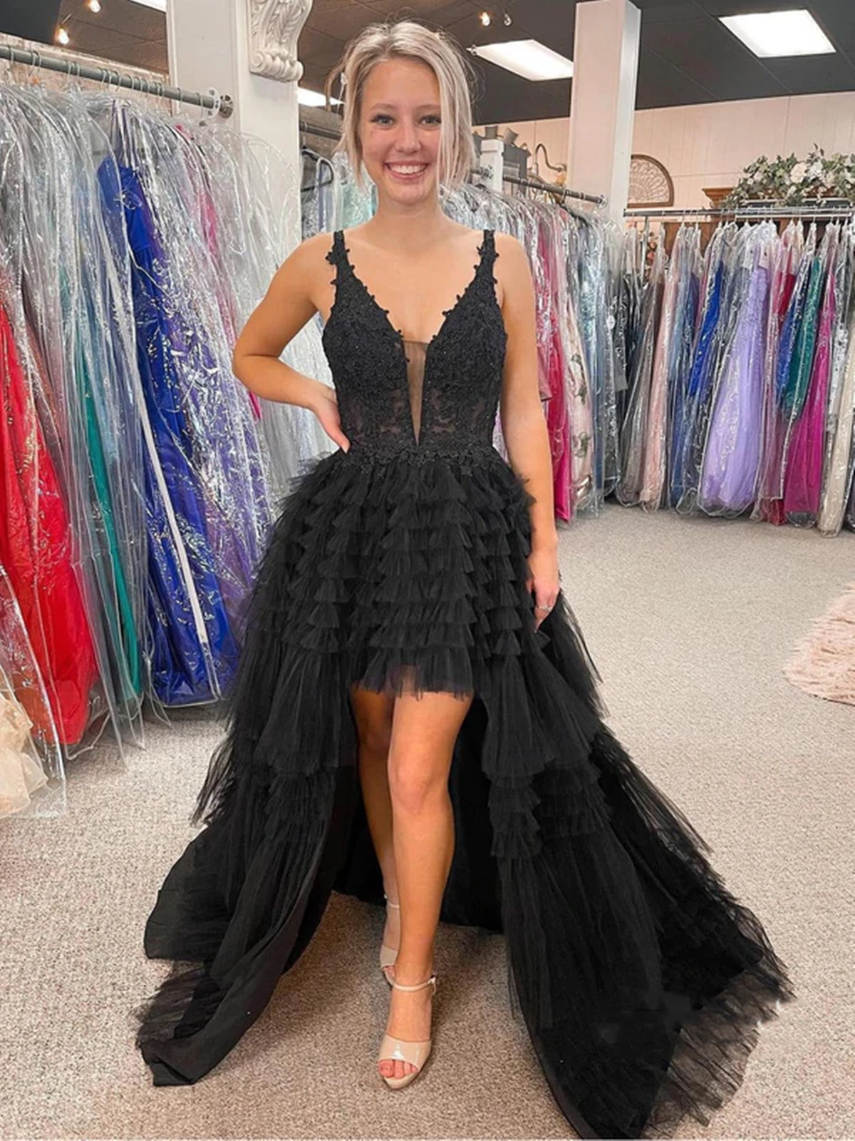 Abito da sera formale nero in tulle con scollo a V, linea ad A alta e bassa