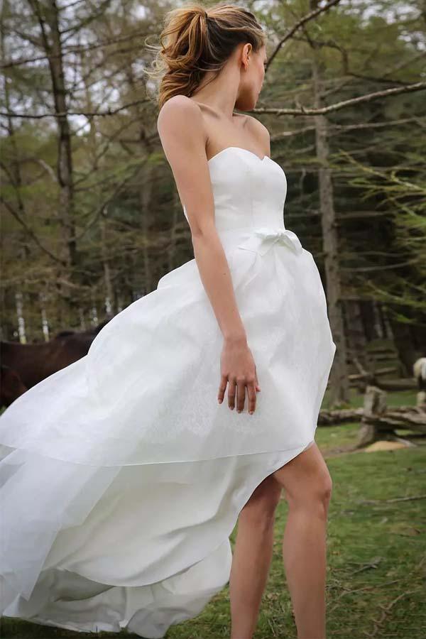 Abito da sposa senza maniche con scollo a cuore alto e basso in organza con applicazioni