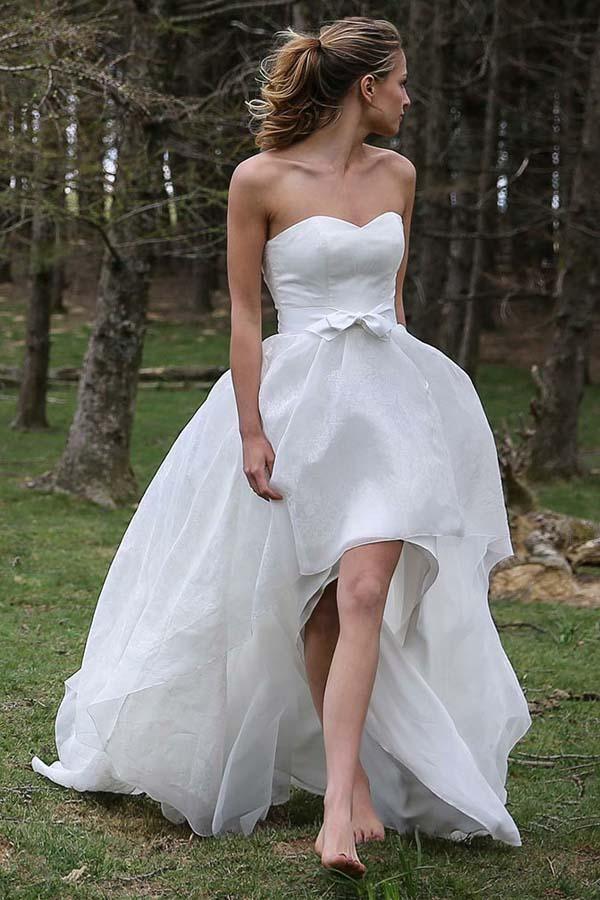 Abito da sposa senza maniche con scollo a cuore alto e basso in organza con applicazioni