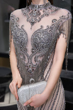 فساتين سهرة طويلة برقبة عالية وأكمام قصيرة مزينة بحبات لامعة