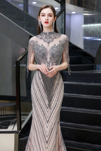 فساتين سهرة طويلة برقبة عالية وأكمام قصيرة مزينة بحبات لامعة