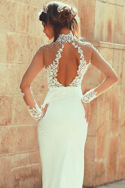 Vestidos de novia de corte tubo con escote alto y apliques de encaje con cuentas