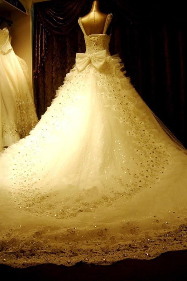 فساتين زفاف عالية الجودة بطول الأرض وياقة على شكل حرف V وتطريز خرز وذيل كنيسة