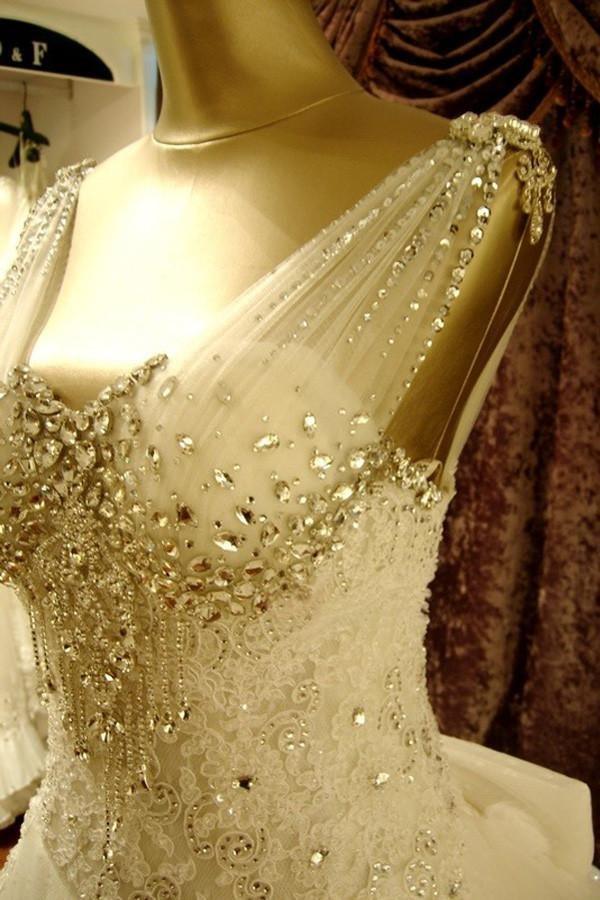 فساتين زفاف عالية الجودة بطول الأرض وياقة على شكل حرف V وتطريز خرز وذيل كنيسة