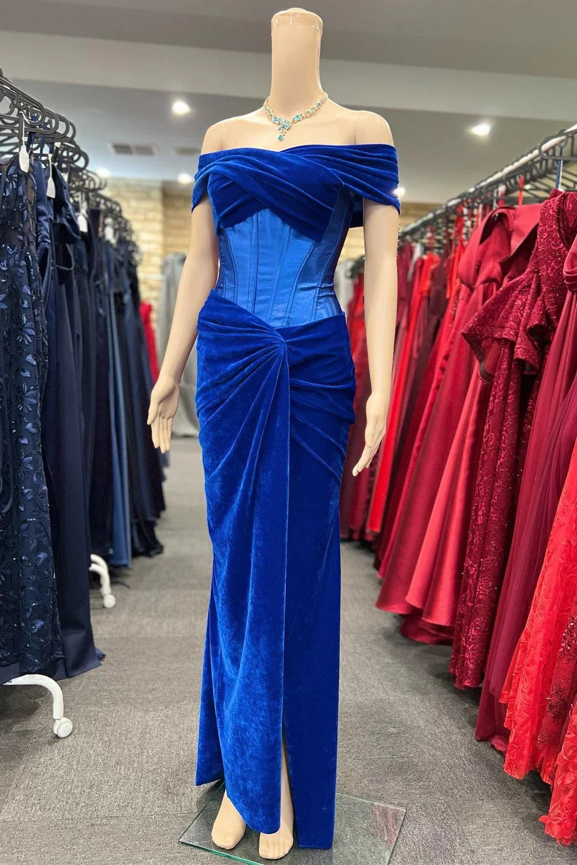 Holla | Abito formale aderente in velluto blu reale con nodo intrecciato e scollo a barca