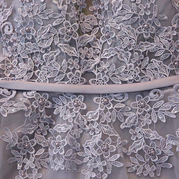 Graues knielanges A-Linien-Heimkehrkleid aus Spitzentüll mit V-Ausschnitt und Applikationen 