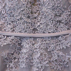 Graues knielanges A-Linien-Heimkehrkleid aus Spitzentüll mit V-Ausschnitt und Applikationen 