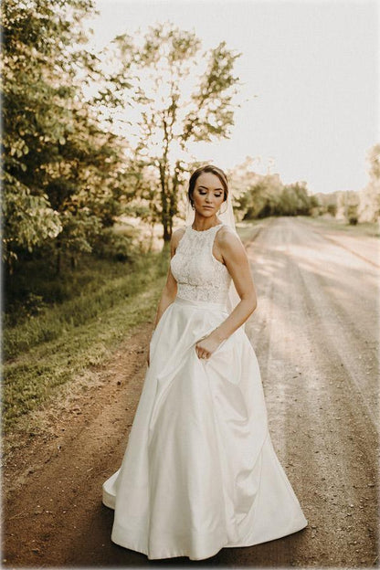 Vestido de novia de corte A con escote halter, ilusión y encaje, y cola larga