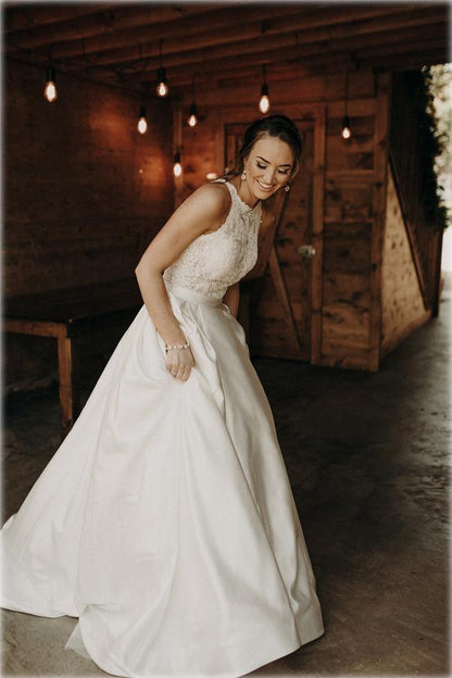 Vestido de novia de corte A con escote halter, ilusión y encaje, y cola larga