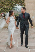 Robe de mariée à encolure illusion, fendue, traîne balayante, dos ouvert