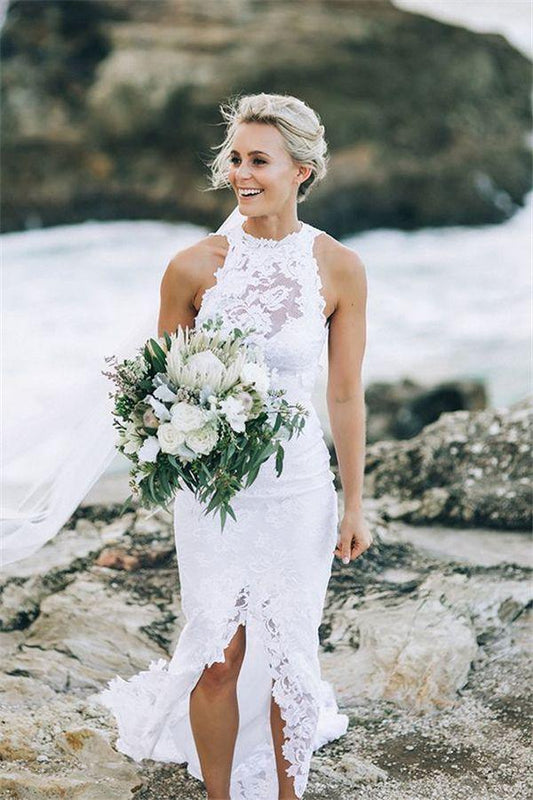 Vestido de novia con escote ilusión, cola larga y abertura en la espalda
