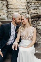 Robe de mariée plage en ligne A à encolure en V avec traîne chapelle et coupe fourreau