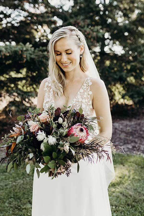 Robe de mariée plage en ligne A à encolure en V avec traîne chapelle et coupe fourreau
