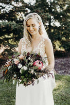 Robe de mariée plage en ligne A à encolure en V avec traîne chapelle et coupe fourreau