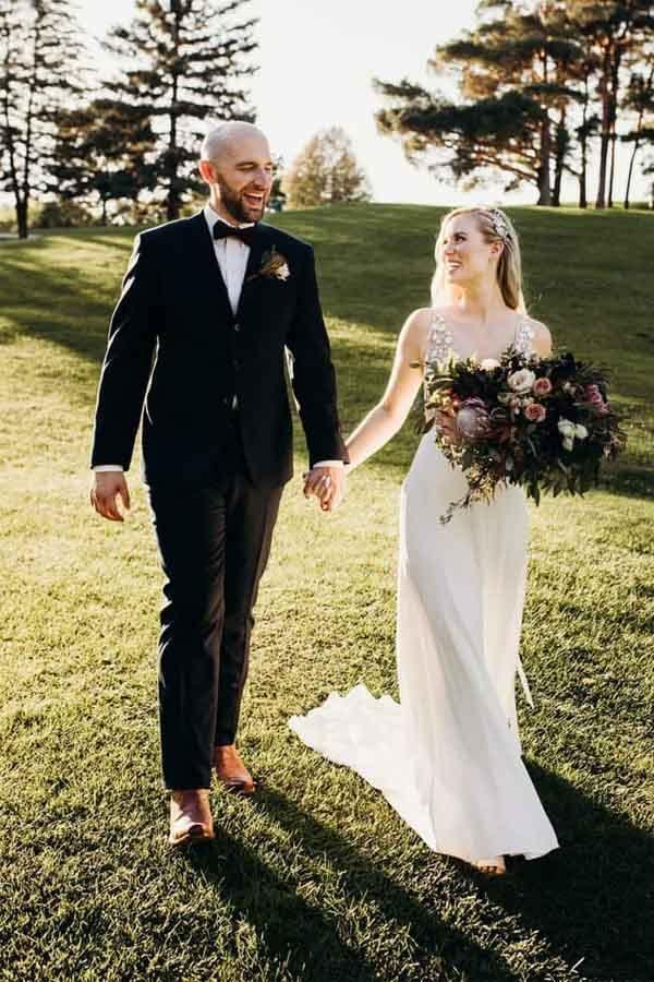 Robe de mariée plage en ligne A à encolure en V avec traîne chapelle et coupe fourreau