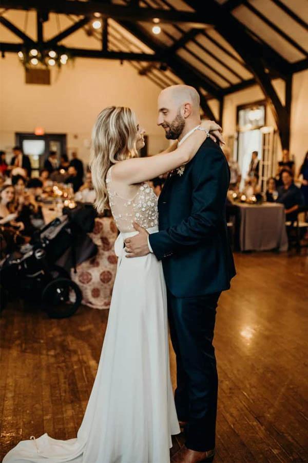 Robe de mariée plage en ligne A à encolure en V avec traîne chapelle et coupe fourreau