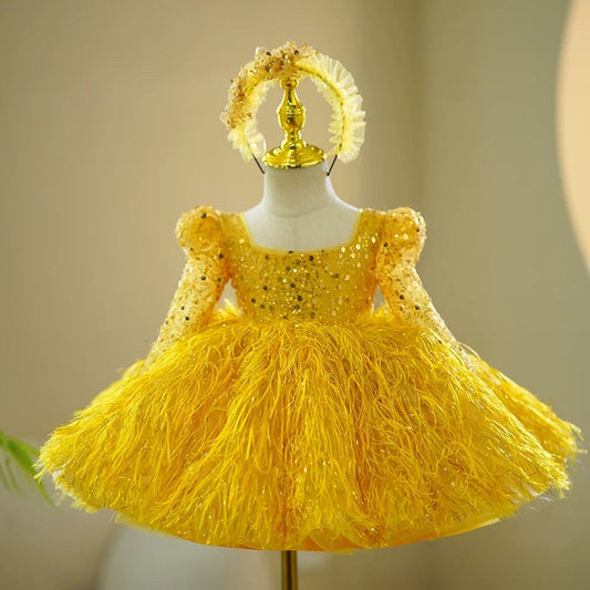 Vestido de menina com lantejoulas amarelas, mangas compridas e comprimento até o joelho 