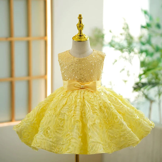 Vestido de menina com mangas de lantejoulas amarelas e comprimento até o joelho 