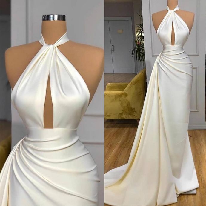 Vestido longo de noite para baile com alças ao pescoço em marfim e racha com cauda destacável