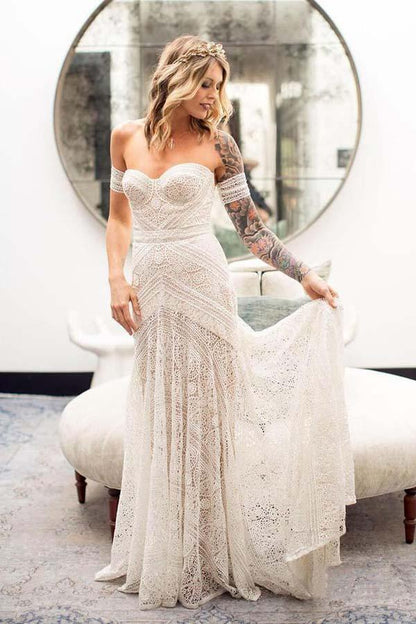 Vestidos de novia de playa con encaje color marfil y escote corazón