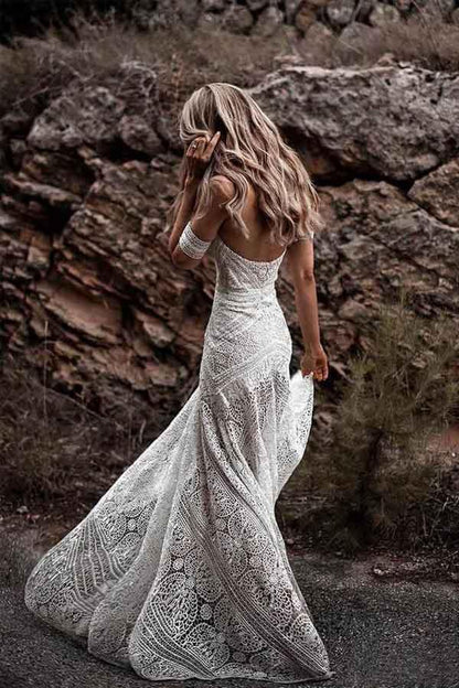 Vestidos de novia de playa con encaje color marfil y escote corazón