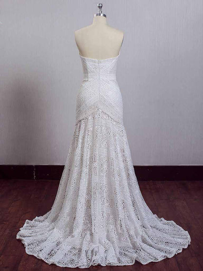 Vestidos de novia de playa con encaje color marfil y escote corazón