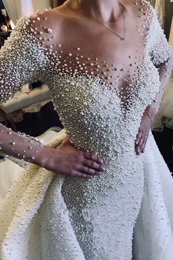 Elfenbeinfarbenes Brautkleid mit langen Ärmeln, Schleppe, V-Ausschnitt und Knöpfen und vollständig mit Perlen besetzt 
