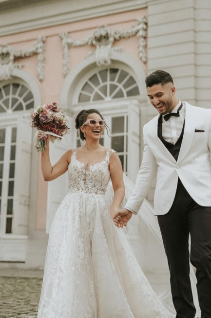 Elfenbeinfarbenes ärmelloses A-Linien-Brautkleid mit Trägern und Kapellenschleppe