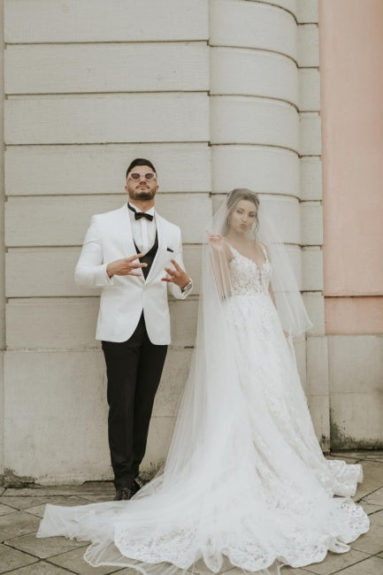 Elfenbeinfarbenes ärmelloses A-Linien-Brautkleid mit Trägern und Kapellenschleppe