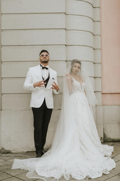Elfenbeinfarbenes ärmelloses A-Linien-Brautkleid mit Trägern und Kapellenschleppe