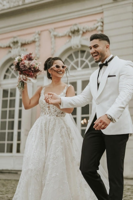 Elfenbeinfarbenes ärmelloses A-Linien-Brautkleid mit Trägern und Kapellenschleppe
