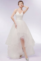 فساتين زفاف عاجية اللون على شكل حرف A بطول متدرج مع أشرطة رفيعة وتول مزين بالكشكش