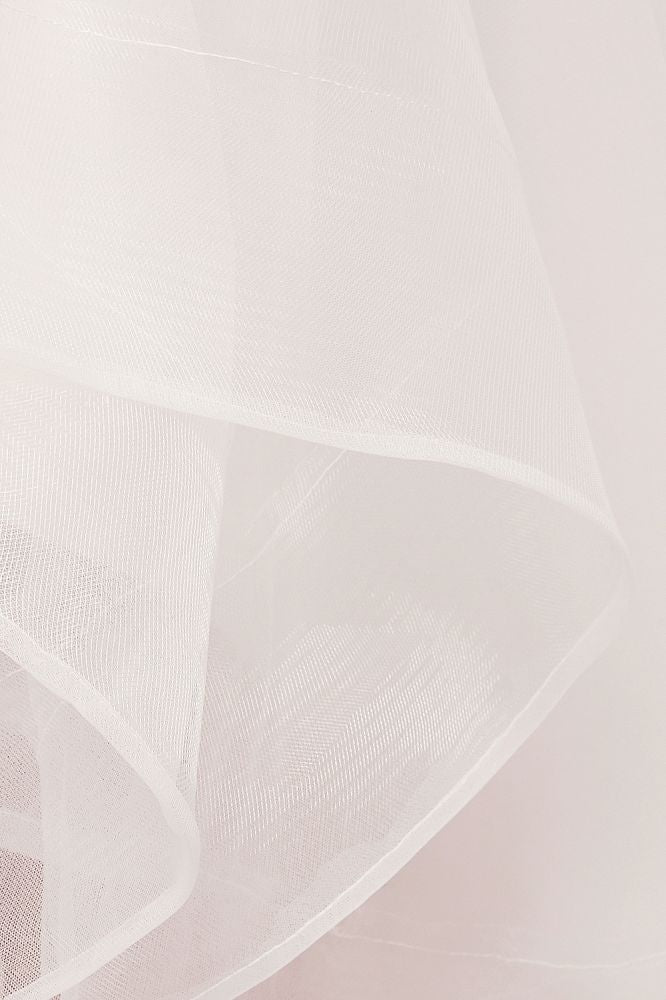 فساتين زفاف عاجية اللون على شكل حرف A بطول متدرج مع أشرطة رفيعة وتول مزين بالكشكش