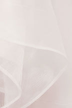 فساتين زفاف عاجية اللون على شكل حرف A بطول متدرج مع أشرطة رفيعة وتول مزين بالكشكش