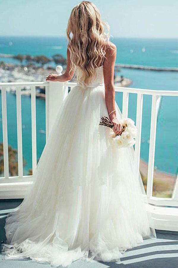 Vestido de novia con escote corazón y tirantes finos en tul color marfil