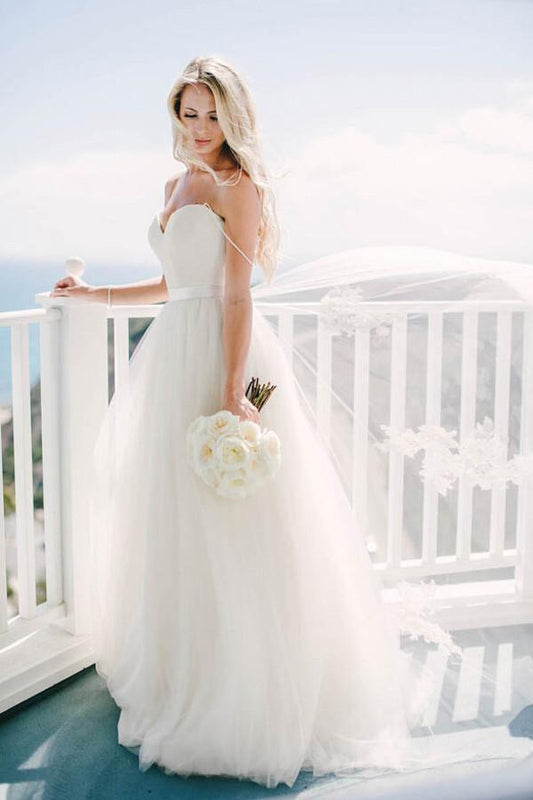 Elfenbeinfarbenes Brautkleid aus Tüll mit Herzausschnitt und Spaghettiträgern