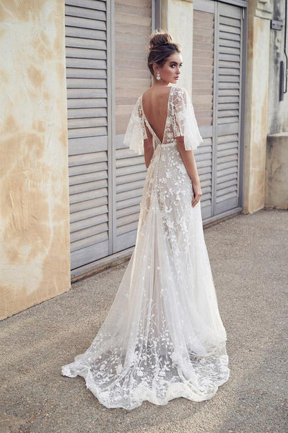 Vestidos de novia de playa con escote en V color marfil y apliques de encaje