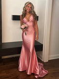 Ixia | Vestido longo de baile cor-de-rosa em cetim com decote em V e corte sereia sem mangas