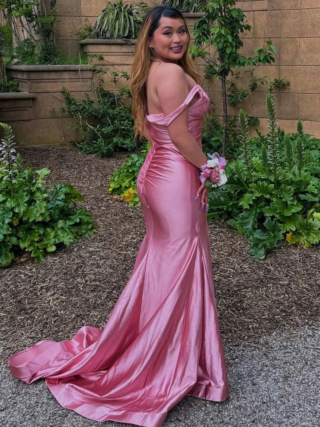 Ixia | Vestido longo de baile cor-de-rosa em cetim com decote em V e corte sereia sem mangas