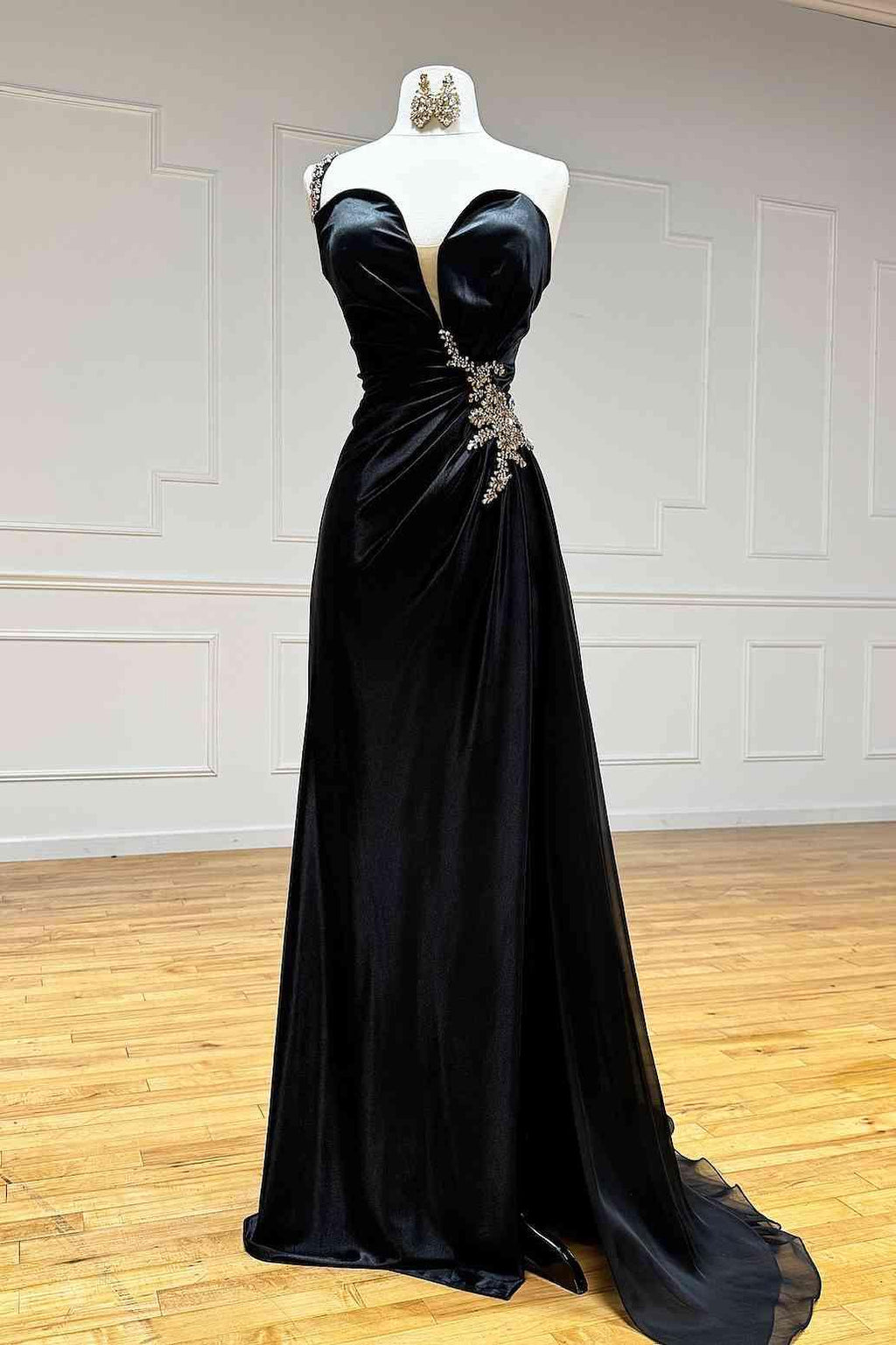 Jaiden | Vestido de fiesta negro con pedrería, un solo hombro, línea en A y abertura