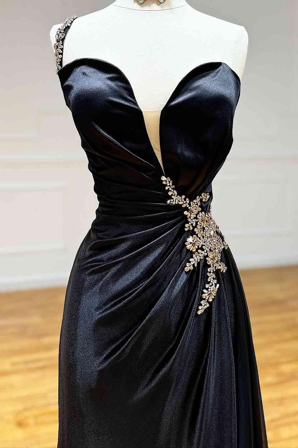 Jaiden | Vestido de fiesta negro con pedrería, un solo hombro, línea en A y abertura