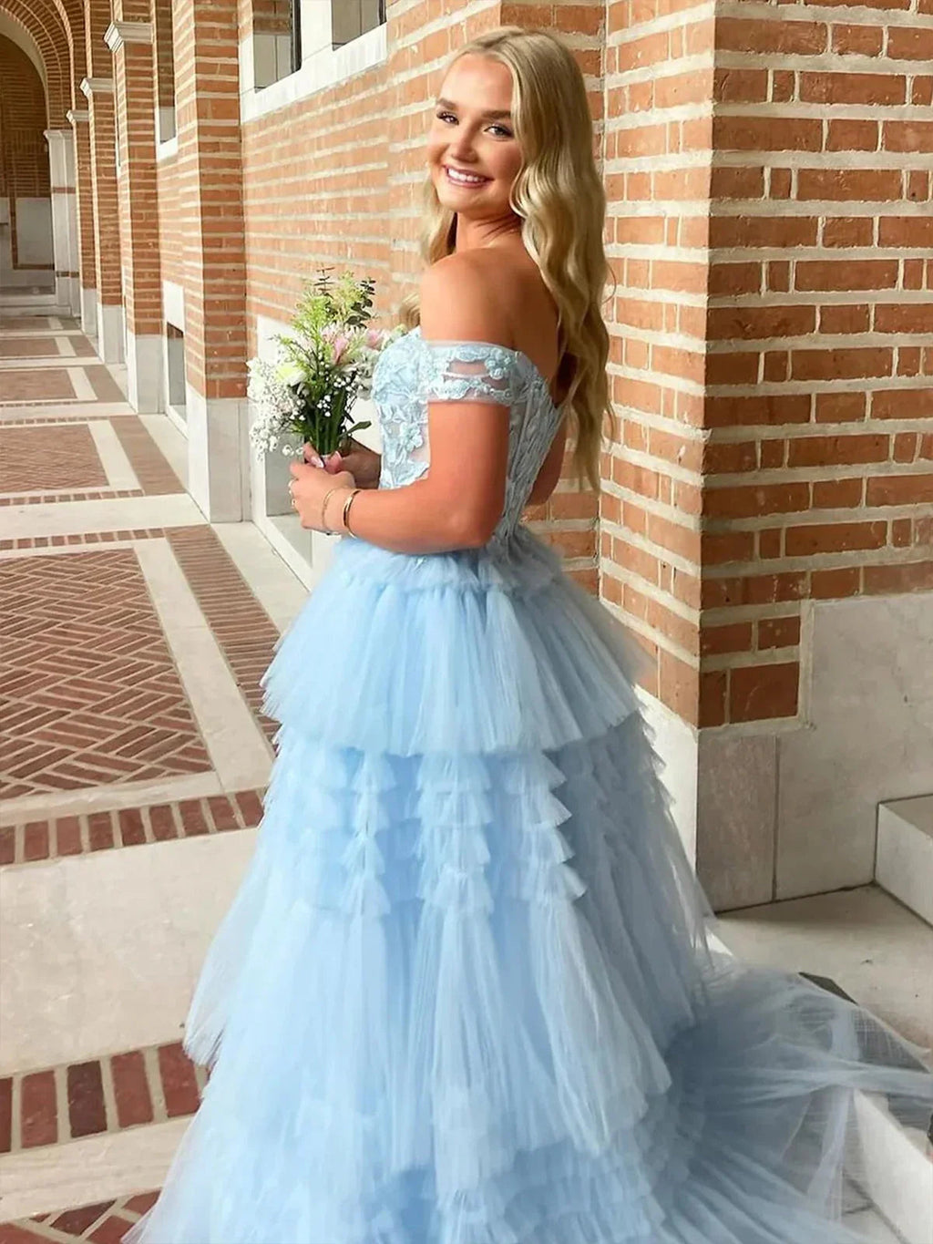 Jara | Vestido de Gala Azul Claro em Tule com Ombros Descobertos e Apliques
