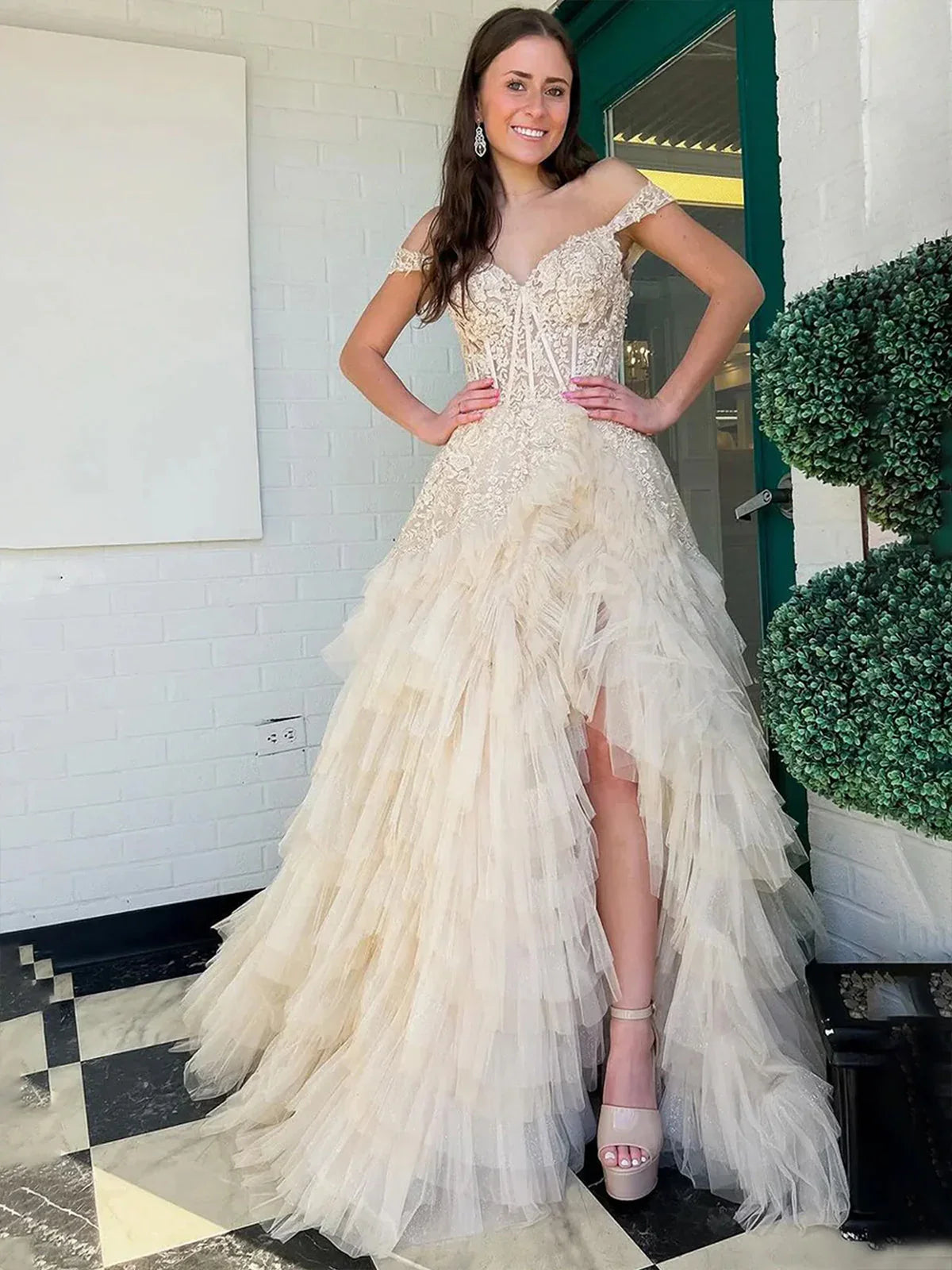 Kashi | Abito da sera in tulle color champagne con spalle scoperte e applicazioni