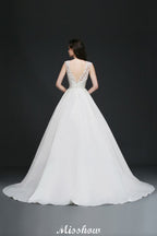 Robe de mariée délicate en dentelle, coupe évasée avec bijou