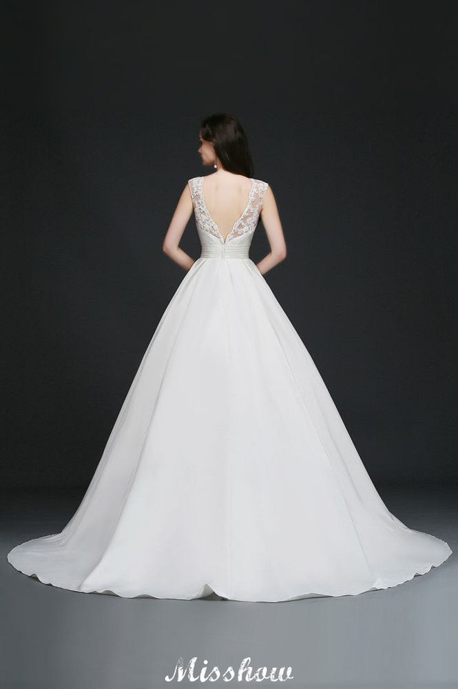Robe de mariée délicate en dentelle, coupe évasée avec bijou