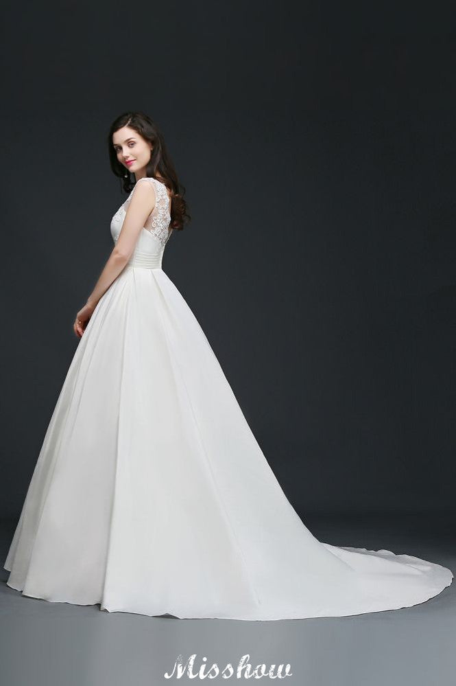 Robe de mariée délicate en dentelle, coupe évasée avec bijou