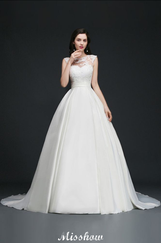 Robe de mariée délicate en dentelle, coupe évasée avec bijou