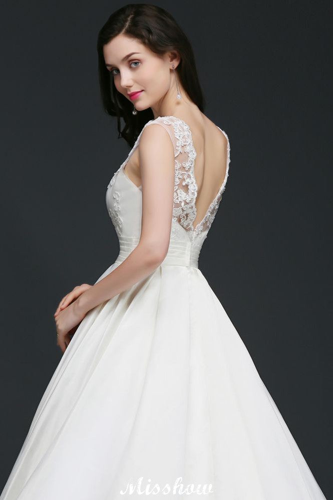 Robe de mariée délicate en dentelle, coupe évasée avec bijou